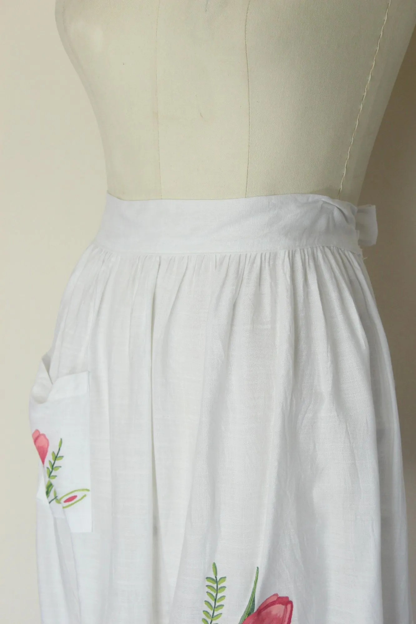 Vintage 1960s Apron With Pocket and Pink Tulips
